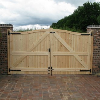 Дървена порта, изработена от лиственица