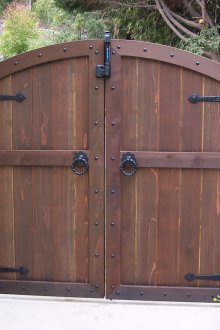 Дървена оцветена дъбова порта