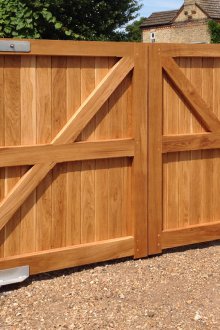 Дървени люлеещи се порти