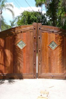 Дървена порта със стъклени вложки