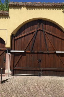 Дървена тъмна порта