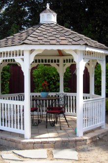 Красива бяла беседка