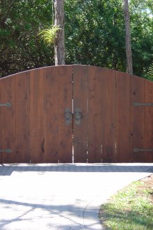 Дървена порта върху каменни стълбове