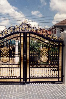 Порта за лятна резиденция с декор