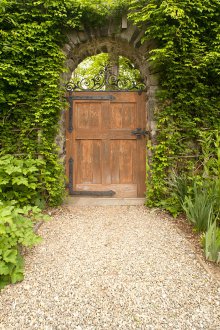 Дървена порта за подаване