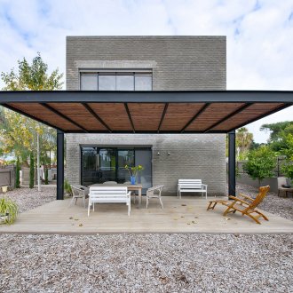 Външна беседка-тераса с маса за хранене