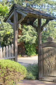 Резбована порта за лятна резиденция