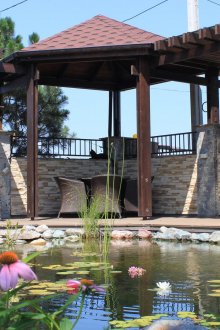 Голяма уютна беседка до езерото