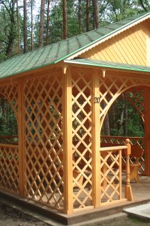 Дървена беседка с пейки и маса