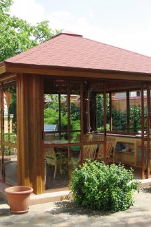 Остъклена дървена беседка с маса за хранене