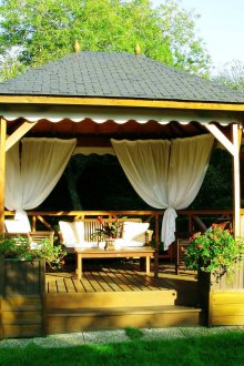 Стилна беседка, украсена със завеси