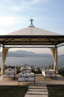 Метална беседка с шикозен външен вид