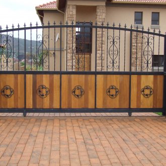 Шейна порта с дървени вложки