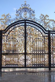 Стоманена порта с позлата