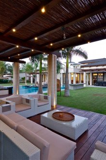 Лятна беседка с плетени мебели