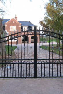 Дизайн на стоманени порти