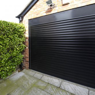 Ролетна щора с черна врата