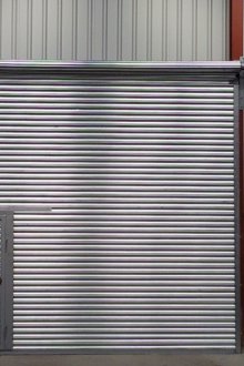 Врати за ролетни щори с врата