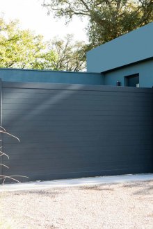 Плъзгаща се затворна врата