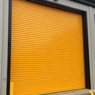 Жълти порти на ролетни щори