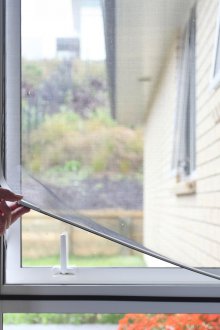 Mreža proti komarjem na plastično okno