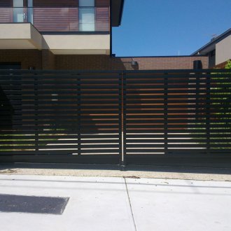 Черни люлеещи се порти