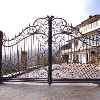 Люлеещи се ковани порти