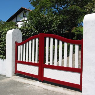 Люлееща се червена порта