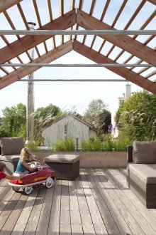 Беседка на покрива на къщата