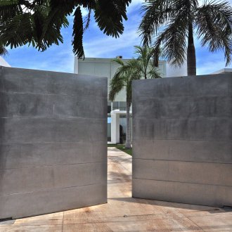 Люлеещи се стоманени порти