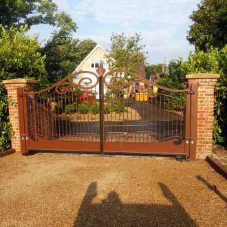 Въртящи се порти на тухлени стълбове