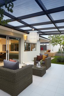 Покрита беседка-тераса с камина