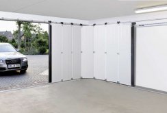 Automatic sectional door