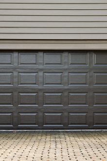 Секционна врата черна