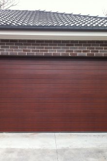 Секционни врати от дърво