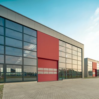 Секционна червена порта