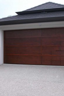 Секционни врати в модерен стил