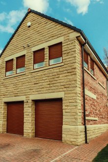 Секционна врата с ламперия