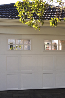 Секционна врата със стъкло