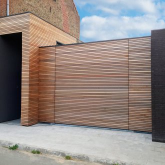 Надземни люлеещи се порти