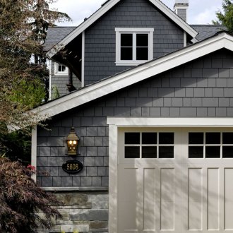 Повдигаща се люлееща се врата с прозорец