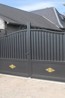 회색 데크 게이트