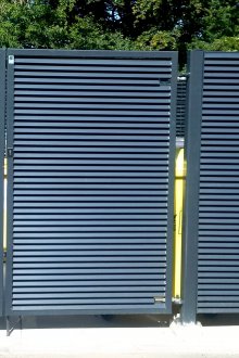 울타리가 있는 골판지 게이트