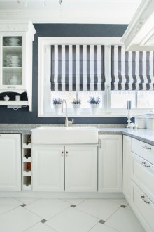 Сиви стени в кухнята в класически стил