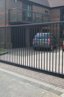 Автоматични порти на тухлени стълбове