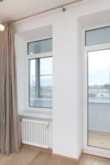 Дизайн на бяла балконска врата