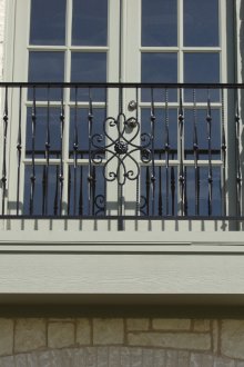 Боядисана балконна врата