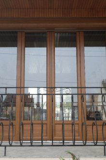 Дървена балконна врата