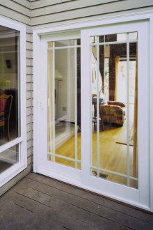 Балконна врата със стъкло