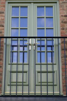 Балкон зелена врата